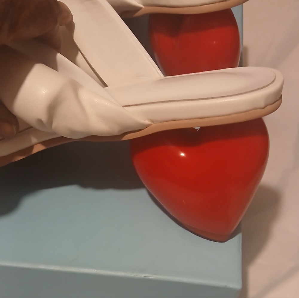 Elegant Design heart shaped heel leather buckle party sandles sz. 8.5 - Picture 4 of 12